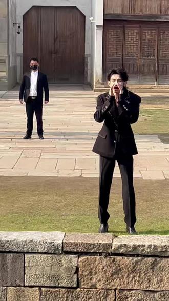 #云旗 #郝熠然
我的大明星,我们面对面啦,让我们不接下班,回去直播,特种兵的三天两夜,虽然很辛苦,很辛苦,排十几个小时的队,但是我们和普普布布同框了,第一排的含金量,我想说我们很咸dddd