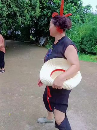 阿姨这造型是准备cos“乡村哪吒”吗?红缨在头,草帽在手,气势足足的!佩服佩服 👏吒姨上线#乡村时尚 #草帽也疯狂