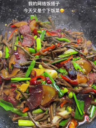 干豆角炒腊肉,你可以吃几碗饭😋 # 戒不掉的贵州味道 #豆角炒腊肉#干豇豆#下饭神器 #妈呀太香了