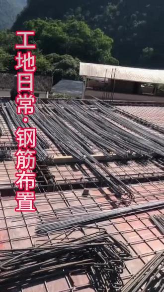 又一栋乡村别墅3F梁板钢筋绑扎,钢筋材料都是采用4E三级代肋螺纹钢,①.楼梯钢筋采用φ12@180单层双向进行满铺布置且端部弯锚锚固长度到梁中线,②.楼板采用φ8@180双层双向通长满铺布置,板底筋跟板面筋之间梅花布置马凳筋且板底筋有20㎜的水泥垫块顶着,预留楼板保护层厚度,这样钢筋就不会被氧化,③.梁采用4φ16,箍筋采用φ8@200布置,且梁底也标准布置水泥垫块,梁中之间布置水泥撑条来确保梁两侧保护层厚度的准确性。#施工现场实拍 #钢筋工 #农村自建房 #砖混结构 #乡村别墅