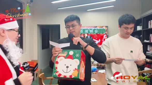 公司团建ing 晓哥变身圣诞老人!#圣诞节 #团建 #圣诞的100种打开方式 #工厂