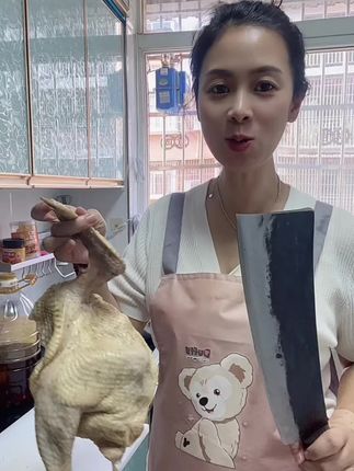 忙里偷闲,用我们家两斤的柴刀剁只鸡,给家人做一顿丰富的晚餐!#手工锻打 #户外砍柴刀