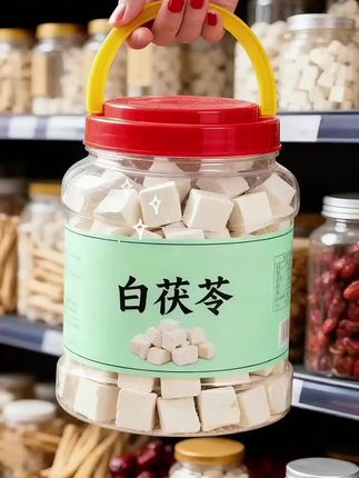 云南白茯苓价格香了 给大家分享几个白茯苓的美味吃法 ✅茯苓山药小米粥 把白茯苓打成粉(直接买现成的也可),和小米、山药块一起下锅煮,煮到浓稠就成。吃起来温糯可口,还带着淡淡的清香。 ✅茯苓蜂蜜水 取一勺茯苓粉,用温水冲开搅匀,加一勺蜂蜜调味,简单到30秒就能搞定!夏天放凉了喝,清爽又解腻。 ✅茯苓糕 这个稍费点功夫但巨好吃!茯苓粉+面粉+鸡蛋+牛奶调成糊糊,加点红枣碎或葡萄干,上锅蒸20分钟。蒸好后松软香甜,当早餐或下午茶都很绝。#好物推荐🔥#超便宜超划算#优质农产品#茯苓#白茯苓 @DOU+小助手 @DOU+上热门