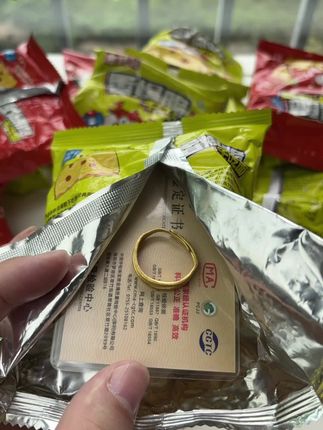 哈哈哈哈哈!余校长你是真配享太庙啊!!有消费者吃干脆面硌掉了牙齿!老板急疯了,立马决定拿出1000万换成等价值黄金回馈所有消费者!现在买干脆面每一箱都有黄金!冲冲冲!#余校长干脆面赔了1000万 #干脆面 #箱箱塞黄金 #惊喜