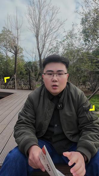 新手自己怎么注册一个商标? #商标注册 #商标注册技巧 #商标注册流程 #商标注册申请 #知识产权 大家好,我是小林老师!一个视频教你轻松搞定注册商标,全程自己操作就行,新手也能看懂!首先咱们打开商标局官网,先查一下要注册的名字有没有近似的,避开雷同的情况,不然容易被驳回。然后准备材料,个人申请的话,提前备好身份证、个体工商户营业执照和商标图样;公司申请更简单,就准备电子版营业执照和商标图样这两样。材料备齐后,在商标局官网点“商标网上申请”,注册一个新账户,跟着提示填好个人或公司信息,还有商标相关需求,填完直接提交申请就行。提交后大概3-4个月,会收到受理通知书,之后进入实质审查阶段。如果初审通过了,就会进入三个月的公示期,这期间没人提出异议,商标就算注册成功了;要是初审没通过,或者公示期有人提异议,咱们及时做整改和复审就行。你是不是也想自己注册商标呢?