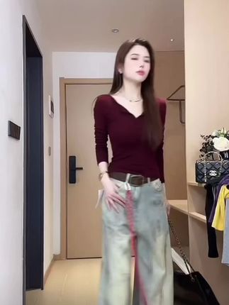 2025秋季辣妹性感小心机V领上衣女纯欲修身显瘦纽扣长袖T恤打底衫#简约穿搭 #女人味穿搭