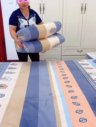 看到二十八块九毛钱,我二话没说赶紧给我妈我婆婆抢了一床这个牛奶绒被罩。这个被套的绒特别密实,质感十足,拿在手上很有分量,沉甸甸的,既保暖又亲肤。收到货可以直接贴身使用,那叫一个舒服暖和。他还做了防静电处理,家里有小孩老人的完全不用担心起静电,直接扔洗衣机洗就行,不会掉毛掉绒,也不缩水。收到货后你先感受一下,质量满意#家纺床上用品 #面料柔软舒适 #加绒加厚#牛奶绒被套#柔软亲肤 @DOU+小助手 @巨量千川