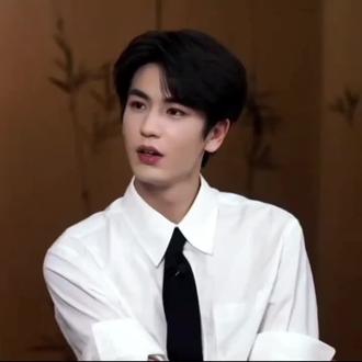 张凌赫喊你减肥别摆烂!迈开腿管住嘴,瘦到理想型就现在 #张凌赫 #健康减肥 #生活化减脂 #抖音热门