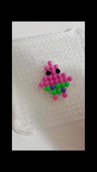 用拼豆图纸制作超萌水雾魔珠 跟着视频用拼豆图纸DIY水雾魔珠,看海绵宝宝和派大星如何诞生。