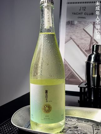 💫热到没胃口?这瓶甜白葡萄酒救我狗命! 澜香玉霞多丽简直是夏日解腻神器 开瓶就是爆汁的黄苹果香气太治愈了 酸度脆脆的像咬破青柠 甜度恰到好处 冰镇后口感直接提升三个level❄️ 搭配烧烤牛排超赞 清爽感拉满 酒体饱满多汁 喝起来毫无负担 周末约饭必备 已经列入回购清单 姐妹们快冲这瓶夏日快乐水! #微醺时刻 #喝酒要微醺 #好酒推荐