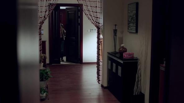 《将婚姻进行到底》:江一帆和王宇明终于在茫茫人海中找到了彼此,携手步入了婚姻的殿堂组成幸福的家庭,但新婚的甜蜜还没有维持多久,王宇明便因为事业受挫而丢掉了工作。斗志未减的他决定创业,但这条道路上充满了艰难险阻,这个小家庭的未来尚且处于迷雾之中。就在这个节骨眼上,江一帆发觉自己可能得了乳腺癌,她不敢将这个噩耗告诉正处于水深火热之中的王宇明,于是选择了独自承受疾病带来的痛苦和恐慌。王宇明的前女友晓菡生病住院,孤身一人的她身边无人照料,大大咧咧的王宇明不忍心看晓菡受苦,决定担负起照顾她的职责,这让江一帆无法接受,随着时间的推移,这个家庭慢慢走向了崩溃。#电视剧片段 #剧情片段 #电视剧 #在家追剧 #追剧不能停