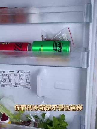 “这冰箱隔一放,冰箱瞬间不乱了!分层收纳超整齐,比直接堆食材方便 10 倍,之前找酸奶总翻得乱七八糟,现在按类摆放,一眼就能找到,连说‘这小东西救了囤货党’🥛 #居家收纳神器 #冰箱隔真香”