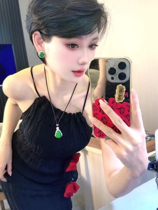 生活的平衡从来不是别人给的 而是自己找到的#爱了爱了 #短发控 #时尚搭配服装 #街拍小姐姐穿搭秀 #优雅气质