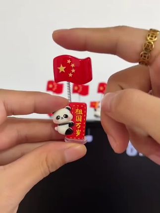 如果信仰有颜色,那一定是中国红,熊猫红旗摆件安排起来吧#车载好物 #汽车好物推荐 #汽车网红摆件饰品 #汽车摆件 #车载摆件