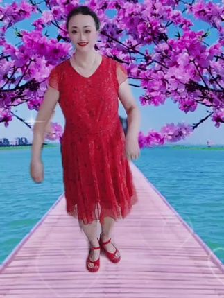 #小河弯弯柳丝挂,天边夕阳伴晚霞,阿哥赶牛回到家,阿妹山角等着她,晚风醉人轻轻到,相约花前和月下,甜言密语说情话,月上柳梢美呀,美如画啊,
