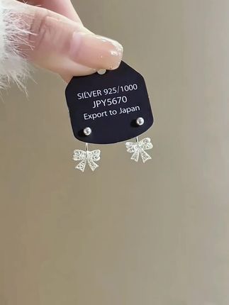 谁懂啊!这对蝴蝶结耳饰美到开挂✨温柔又高级,蝴蝶结镂空设计,精致度拉满🎀 戴上瞬间甜酷感拿捏,日常搭小裙裙、通勤配简约装都绝绝子~#美出高级感 #时尚饰品 #耳钉 #气质百搭 #耳饰 @DOU+上热门