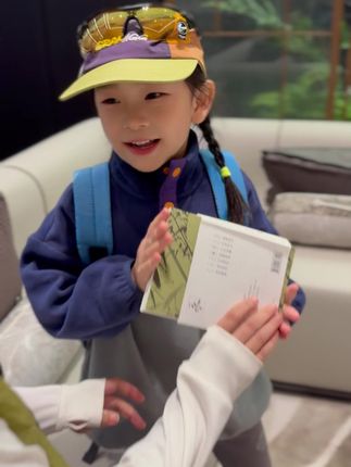 这件衣服好软呀!像抱小玩偶,跑步跳高高都好自在~ #亲子户外活动#孩童时光#儿童穿搭分享#户外拍摄#潮童