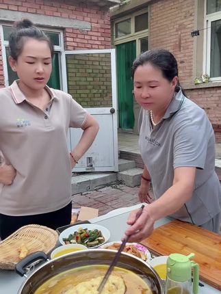 #原创视频#吃货的世界唯有美食不可辜负 #农村美食记录生活 喜欢吃果子的家人们用咱家酥脆宝 炸出来果子喷香喷香的
