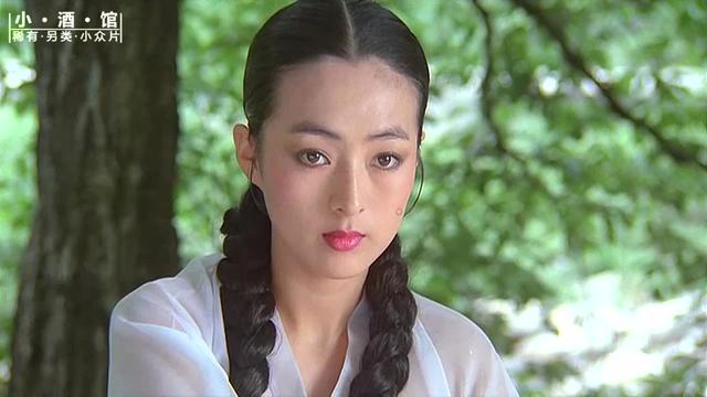 只因无法生育,竟遭到婆家和娘家的追杀,朝鲜王朝著名【恶女】 《於于同》 (1985),於于同出身贵族,后来嫁给了王室宗亲,但她的婚姻并不幸福。丈夫经常折磨她。最后她逃回了娘家,结果娘家竟将她拒之门外。彻底失望的她,最终开始报复这个社会。#古装 #爱情 #朝鲜王朝 #韩国电影 #影视解说