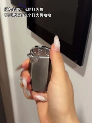 我看谁以后还敢顺我的打火机#打火机 #水枪 #玩个很新的东西
