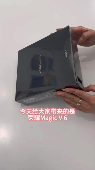 刚上手荣耀Magic V6,第一感受就是轻、薄、质感拉
满,彻底打破折叠屏厚重刻板印象,单手握持贴合掌心,日常携带毫无负担。
机身配色精致高级,后盖搭配纳米涂层,耐刮不沾指纹,八边穹顶镜头模组自带星轨纹理,辨识度拉满;钛合金中框做工细腻,开合阻尼均匀,新一代鲁班卯式铰链经过
80万次折叠测试,强度比肩汽车A柱,内屏折痕控制极佳,展开后近乎纯平,视觉一体感拉满。
总结:荣耀Magic V6把轻薄、性能、续航、影像做到极致平衡,没有明显短板,是2026年折叠屏旗舰的全能之选,不管是日常使用还是商务办公,都能带来越级体验。
#内蒙古荣耀 #荣耀MagicV6#折叠屏手机 #内蒙古荣耀MagicV6
#折叠屏手机推荐