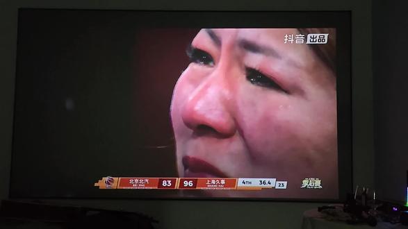 20分惊天大逆转!上海3-1淘汰北京北汽,时隔24年重返CBA总决赛
北京时间5月22日晚,2025-2026赛季CBA季后赛半决赛G4,上海久事客场99-85逆转北京北汽,系列赛总比分3-1淘汰对手,成功杀入总决赛。
比赛关键进程
1. 北京完美开局,一度领先20分
上半场北京北汽状态火热,攻防压制对手,半场以51-35领先上海16分,最大分差拉开至20分,手握巨大优势。
2. 上海第三节爆发,单节净胜28分定乾坤
上海调整五小阵容,古德温、刘铮、洛夫顿全面发力,单节打出39-11的恐怖进攻波,瞬间抹平分差并反超,直接扭转整场战局。
3. 末节稳守收胜,北京遗憾出局
第四节上海牢牢掌控节奏,持续拉开分差,北京进攻断电、失误增多,最终无力回天,目送对手晋级。
核心亮点
- 上海上演20分超级大逆转,韧性拉满;刘铮19分、古德温、洛夫顿、怀特塞德多点爆发,外援群火力全开。
- 北京北汽痛失好局,周琦、曾凡博等核心发挥低迷,心态崩盘、进攻哑火,遗憾止步半决赛。
- 上海男篮时隔24年重返CBA总决赛,上一次打进决赛还是2002年并拿下队史唯一总冠军。
接下来上海将静候广厦与深圳的胜者,开启总决赛对决。