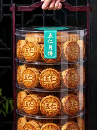 一口五仁,满是中秋味。精选核桃、杏仁、花生、瓜子、芝麻五种果仁,颗颗饱满酥脆,搭配清甜果脯与绵密饼皮。咬下时,坚果的醇香在口中进发,果脯的微甜中和油脂,每一口都是扎实的馅料,口感丰富,超有满足感。不只是月饼,更是记忆里的中秋味道,团圆时刻,用五仁月饼锁住家的温暖。#中式糕点 #传统手工#点心美食 #月饼#五仁月饼 @抖加🔥上热门🔥dou+🔥热点宝 @DOU+小助手