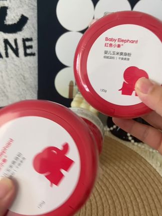 夏天容易出汗,真的要给宝宝备上一款好用的爽身粉,扑在皮肤褶皱处,一整天干干爽爽又防痱,红色小象国货老品牌值得信赖👍#母婴好物 #好物推荐🔥