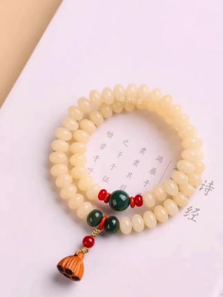 这串奶油菩提也太会了吧!😭拿到手就被这奶fufu的质感戳中——白菩提根磨成圆润的算盘珠,颗颗油润饱满,像把月光揉进了木头里~ 56颗双圈设计,绕在手腕上刚刚好,男女戴都有种清冷又温柔的气质!文玩新手闭眼冲都不亏!盘着盘着心情都变平静了,谁能拒绝这种慢慢变美的过程啊~ ✨#文玩手串 #手串 #手串搭配 #古珠之美 #万物皆可盘