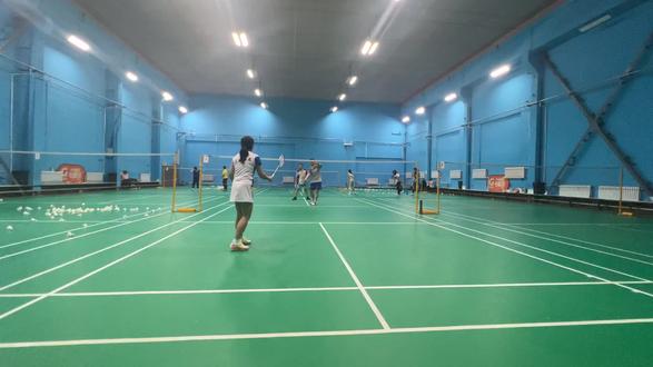@所有人 羽茗汇女双比赛规程
一、比赛地点:羽茗汇羽毛球馆
二、比赛时间2023年5月6号晚6点
三、竞赛项目:女双自带搭档
四、比赛规则:比赛采用31分一局,四队一组,小组前两名出现,交叉淘汰,请选手比赛前三十分钟到场,抽签分组及热身
五、录取名次及奖励:录取前四名。
第一名:四箱五大连池啤酒
第二名:两箱五大连池啤酒
第三名:两箱五大连池矿泉水
第四名:运动袜子
比赛期间抽取幸运选手,奖励两个车载净化器及两个locklock保温水杯
六:比赛费用每人三十元
七:比赛娱乐锻炼身体为宗旨,请选手充分热身,受伤后果自负,报名即生效。#羽毛球 #一起打羽毛球 #羽毛球比赛