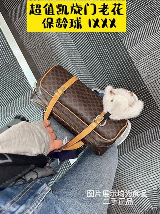 CELINE中古凯旋门保龄球手提包,谁买谁惊艳!经典凯旋门图案复古又时髦,辨识度拉满。包身挺括有型,搭配棕色手柄,质感爆棚。别看它是手提包,容量相当可观,通勤、逛街的随身物品都能装下。虽是中古包,但成色好,性价比远超专柜款,入手不亏!#赛琳中古包#赛琳凯旋门#二手奢品#晰然奢品#大牌包包推荐