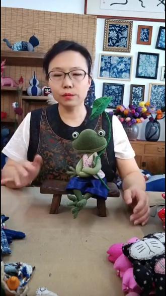 这款布艺青蛙玩偶居然藏着专业镜头?