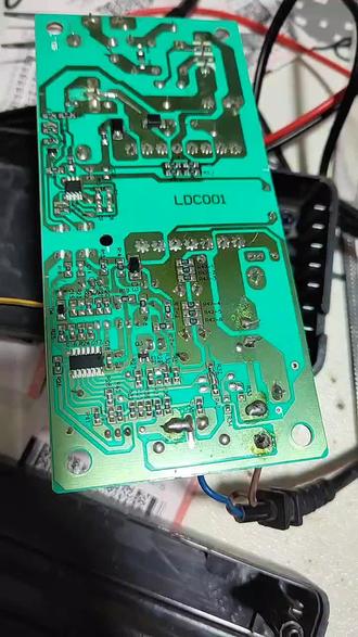 电动车充电器使用时候断断续续,正常使用一会儿就不充电,输入端电线连接不稳定,有断触,电流不稳,线都快断了,剪断重新电烙铁就好了#电路板 #电动车充电器 充电器