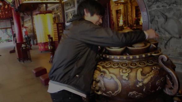 拜了就发大财!日本社长体验台湾拜拜求财!