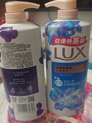 这款香水沐浴露就只是用它洗了个澡,姐妹就问我喷了什么?香水力士香氛沐浴露,里面添加了植萃精油,能三十小时驰九留香,泡沫丰富绵密,用它洗完澡后香香软软还不假滑。优莲妹夫花香真的好好闻,快来试试这个力士香氛沐浴露吧!它采用添燃依兰精油,能让你拥有驰九迷人的香气,而且可以申曾洁净肌肤,给你带来清爽舒适的沐浴体验。#沐浴露