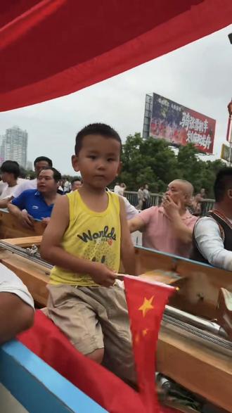 麻阳 黄桑生态白鹅龙舟队🐲
扒豪 噢豪 进县城啦 噢豪😂
振奋人心的鼓声精神点赞👍