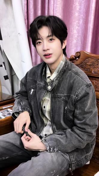 到底是什么梗让所有人笑成这样@魏尊
#魏尊 #欧巴 #梗王 #型男日常 #看完不笑算我输
