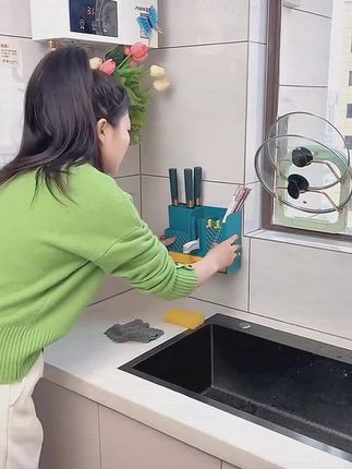 家里有筷子的,可以备上这样的壁挂筷子筒,自带沥水盘,方便又干净