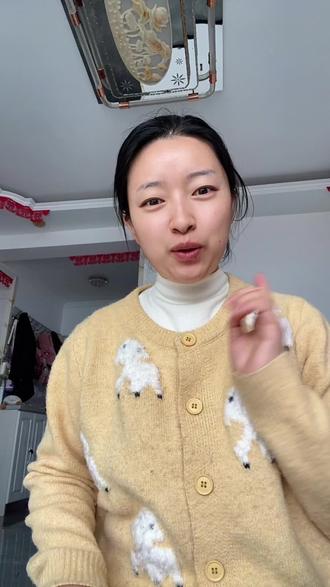 从2023年就开始买两三事家的衣服了,她家的质量是真的好,就是有点小贵,每一套衣服都有自己的风格,这件新中式盘扣毛衣裙太阳过年的风味了#无美颜无滤镜最真实的模样 #穿搭 #两三事 #两三事新中式