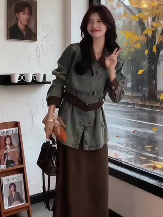 🍂秋日雨天的复古风穿搭太绝啦!军绿色风衣式外套搭配棕色长裙,撞色设计复古又高级,腰带一系秒变三七分身材~搭配棕色包包和简约配饰,氛围感直接拉满!在落叶和暖光的衬托下,这套OOTD简直是秋日穿搭模板~ #今天穿什么 #高级感穿搭 #小个子初秋显瘦穿搭 #通勤穿搭万能配色公式 #说好的随便穿穿去看秀