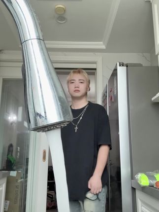 既然赶不上末班车了,那就指挥一下末班车吧 #水龙头变装 #指挥交通