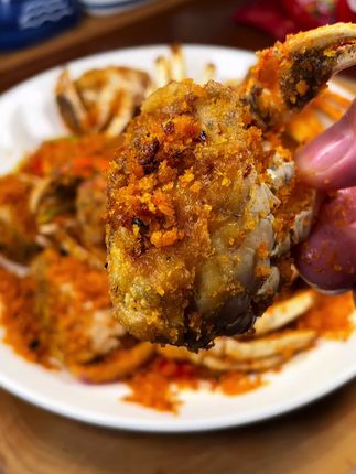 避风塘炒大闸蟹,咸香酥脆,越吃越香,做法还特别的简单广式餐厅排队都要吃的避风塘炒蟹,咸香美味,一上桌大家抢着吃#避风塘炒蟹 #大闸蟹怎么吃