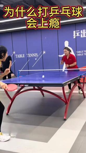 我观察下来乒乓球这项运动还真是不简单。为什么称之为“国球”的原因了。
1.学习乒兵球非常的安全。由于乒乓球是隔网运动,所以它比篮球、足球等对抗性强的、有身体接触的运动更安全,非常适合于身体尚未发育成熟的孩子。
2 .学习乒乓球能锻炼人体全身的系统,为了把那个小小的球,在第一时间回击过去,小朋友要从脑、眼、手、腰、腿、脚都要全力协调配合,缺一不可
3.乒乓球非常锻炼孩子的专注力,打球的时候孩子得非常专心的紧盯着球,稍有分心,球可能就不知道哪里去了。
4 .运动场地选择简单室内运动随时都能打,不像足球在冬天太冷了或下雨、大风天就没办法进行了#乒乓球训练 #少儿体能训练 #运动小健将 #乒乓小将 #从娃娃抓起