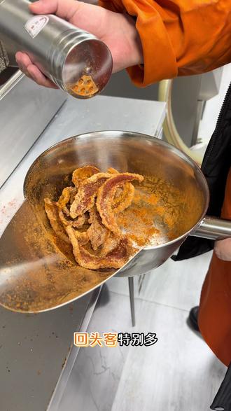 猪猪很忙:招牌软脂渣,香脆美味😋越吃越停不下来!#我的探店日记 #抖音美食创作者 #新鲜食材才能做出好味道 #猪猪很忙 #街头小吃