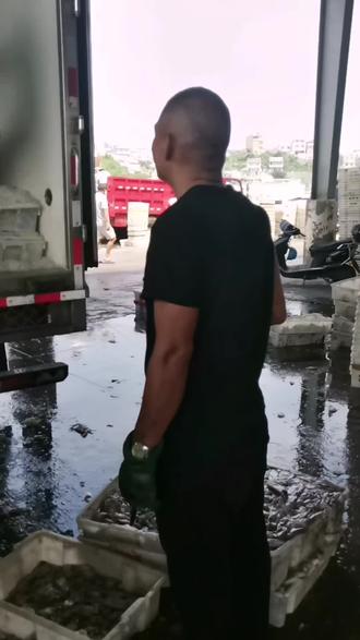 说他嫂子尿尿他都能喝三碗,他伸出2个手指说,他只能喝两碗,喝不了三碗,非常实在的一个人,能喝多少就喝多少😀😀@DOU+小助手