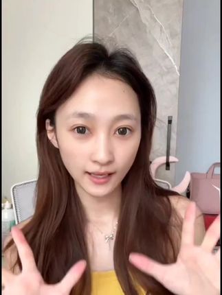 一刷到底!鱼尾弧形扁头粉底刷无痕底妆粉底刷无痕刷化妆师专用 化妆师推荐的粉底刷我也get啦|||哈喽啊宝贝们今天给大家分享我最近入手的这个粉底刷!真的是特别好用哦 它一点都不吃粉,刷出来的底妆很轻薄很有光泽感哦 真的是完美底妆的利器!我真的是爱住了! 小小一支拿在手里特别有质感的 我真的是太喜欢啦~ 推荐给我的姐妹们了 #铁了心学化妆 #我的本命妆备 #平价化妆刷分享 #粉底刷推荐 #分享好用的粉底刷
