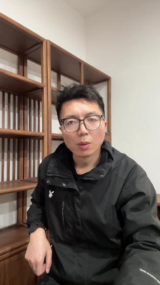 人生际遇不同,我该如何写我呢? #我该如何写我 写我满心欲望,却两手空空;半生沧桑,却一事无成。心事重重,无一人倾诉;给不了父母体面,给不了孩子富足,连自己想要的生活,也遥不可及。生来本就孤独,那便独自成军,活成自己的千军万马,何惧无人同行?#人生感悟 #实木家具 #济源 #人生哲学