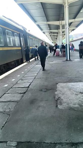 k220次列车重庆北站8:29→万州站下车,14:50时,票价54元,下车时旅客人流量非常多
