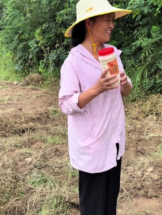 炸麦粉 今天请了几个老乡整理地准备种萝卜,顺便把我卖的炸麦粉给她们尝1️⃣下,都说吃到了小时候的味道#小时候的味道#家乡特产 @抖音小助手
