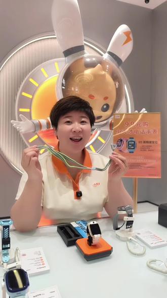 小天才原装挂绳如何使用 一条视频教会你用原装挂绳#小天才电话手表 #合生汇